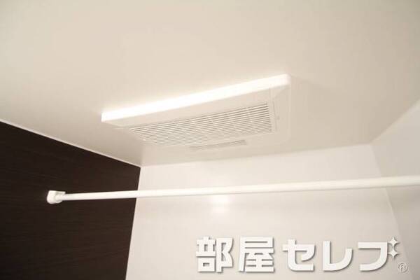 浴室乾燥機付き。