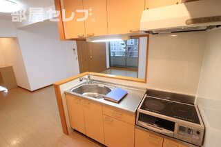 隣はベランダ直通の洋室です
