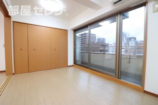 洋室の逆側から、クローゼットに備え付けのラックも嬉しい