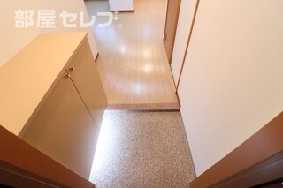 玄関は落ち着いた感じになっています。