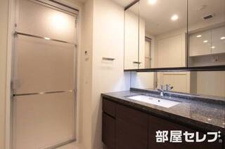 広々とした洗面台です