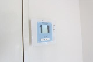 ドアモニターホンで来客時の確認ができます。