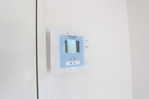 ドアモニターホンで来客時の確認ができます。