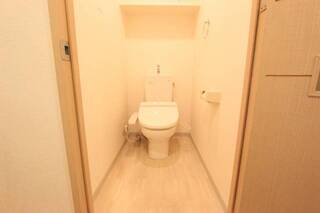 ウォシュレットつきの個室トイレです