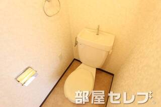 トイレで考え事でも。（イメージ写真）