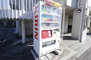 敷地内に自動販売機あり。