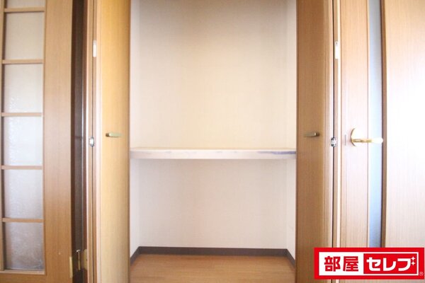 パイプハンガーが付いているのでお洋服もかけれます