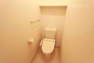 ウォシュレット付きの清潔感溢れるトイレです