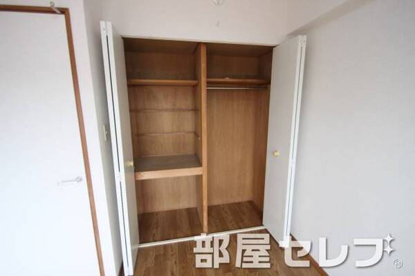 奥行きのある収納。