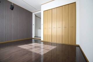 壁のクロスもお洒落なお部屋です。