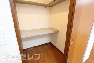 ウォークインクローゼット付いております。