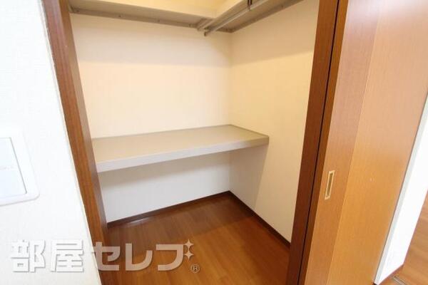 ウォークインクローゼット付いております。