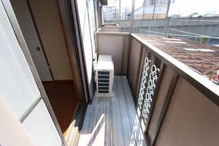 電車が見えるベランダ。