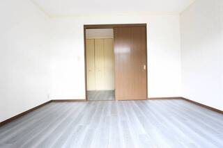 各部屋に窓があり全室明るいです。