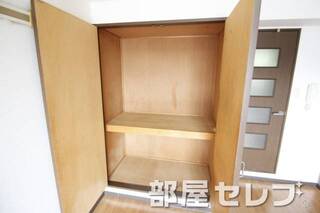 奥行きのある収納。