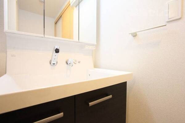 鏡を開くと収納部。普段見えない工夫がいいですね