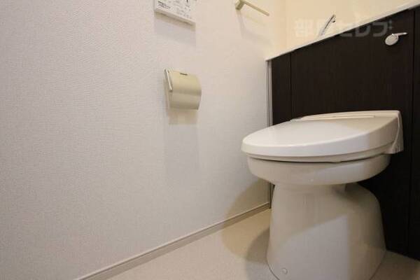 タンクが棚と一体化！トイレもおしゃれです