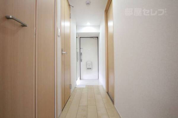 玄関横のシューズボックスは足元に照明付いてますよ