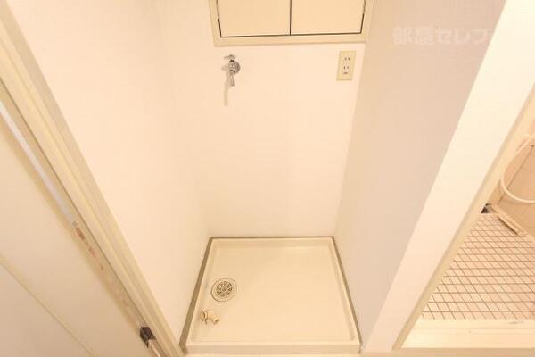 上部に収納がある洗濯機置き場です。