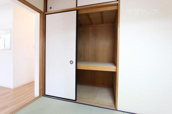 和室に位置しています。