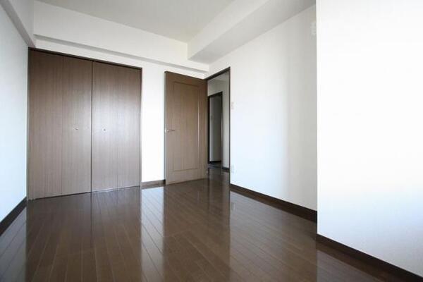 東側6帖の洋室です。