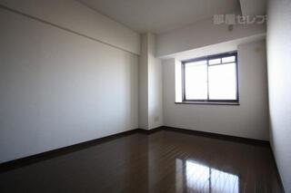 西側の洋室6帖のお部屋です。
