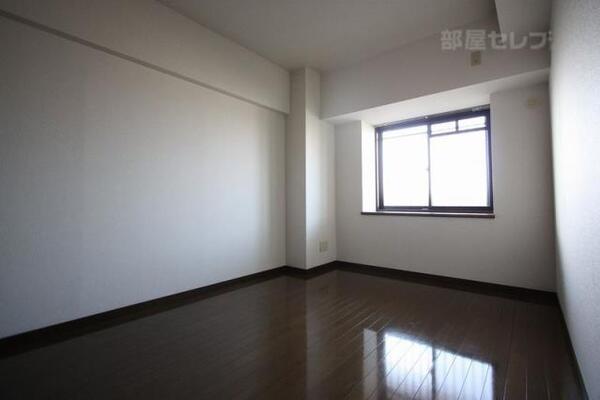 西側の洋室6帖のお部屋です。