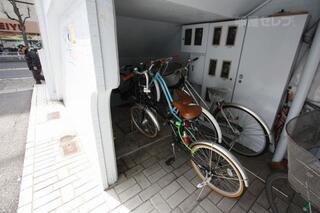 階段下に駐輪場があります。