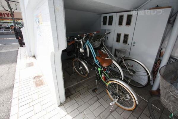 階段下に駐輪場があります。