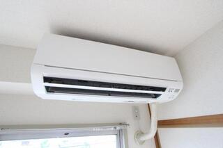なんとエアコンが設備でついています。