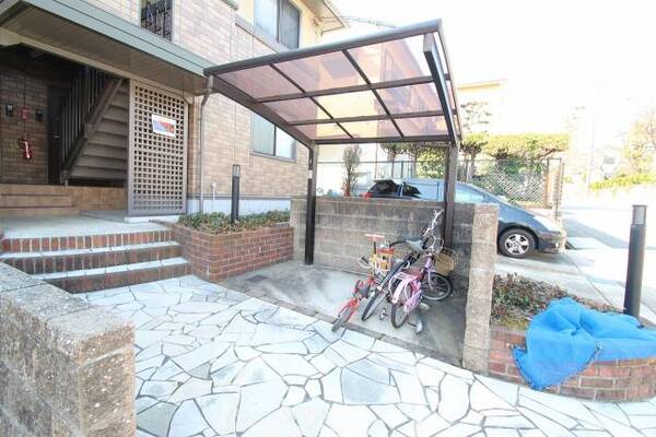 屋根付きの駐輪場です。