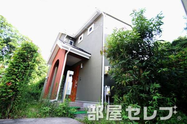 駅から徒歩圏内にある貸家。
