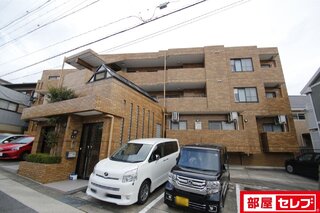 屋根付きの駐輪場。