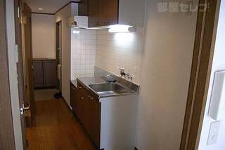 キッチンから玄関に向けて