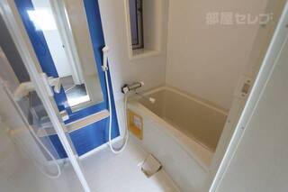 小窓付きのお風呂でゆったりとくつろげそうです
