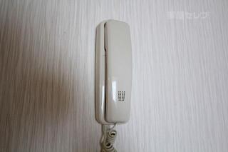 インターホンで来客時に確認ができます。