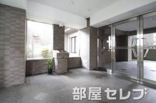 オートロック完備。
