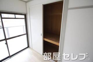 各部屋に収納あります。