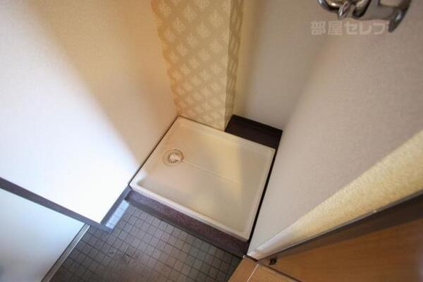 室内に洗濯機が置けます。