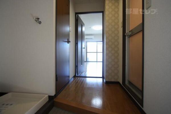玄関からのお部屋の様子です。