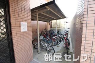 屋根付き駐輪場。