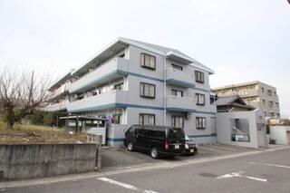 南向きレンガ張りの建物です
