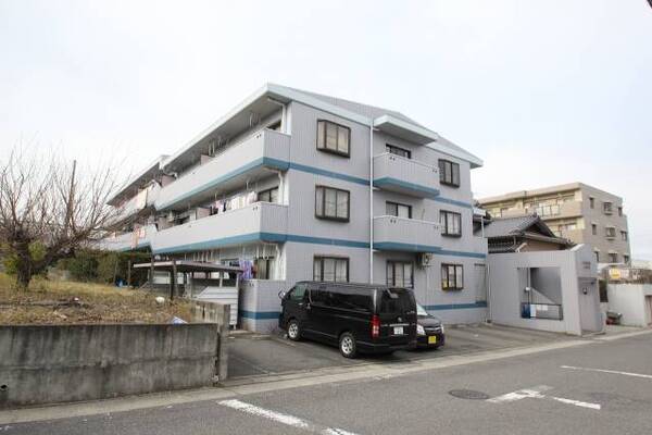 南向きレンガ張りの建物です