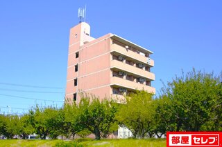 おしゃれな外観　ひときわ目立つ建物です