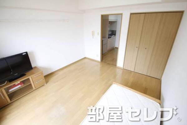 ウッド調のフローリングがいい感じです。