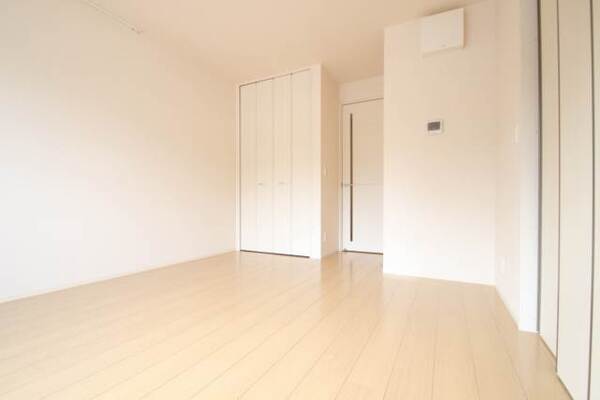 落ち着く色合いで明るいお部屋です。