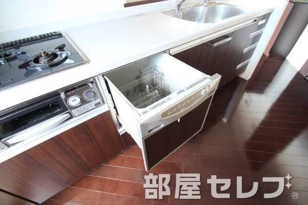 食器洗乾燥機付き。