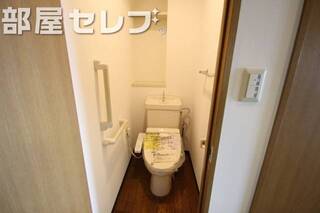 温水洗浄便座。他号室の写真です。
