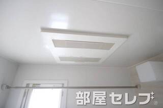 浴室乾燥機付き。