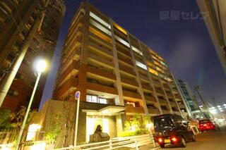 夜も輝くマンションです。